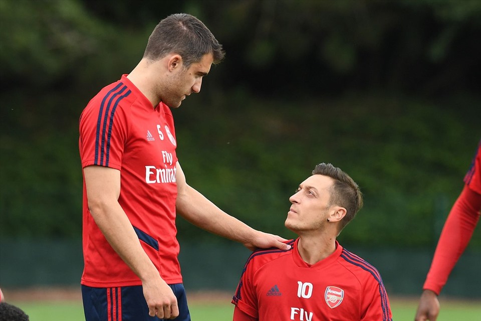 Ngoài Ozil, hậu vệ Sokratis cũng bị huấn luyện viên Mikel Arteta gạch tên. Ảnh: Getty Images