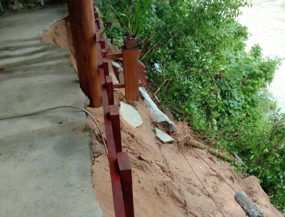 Mưa lớn kèm theo động đất khiến nhà dân bị nứt toác.