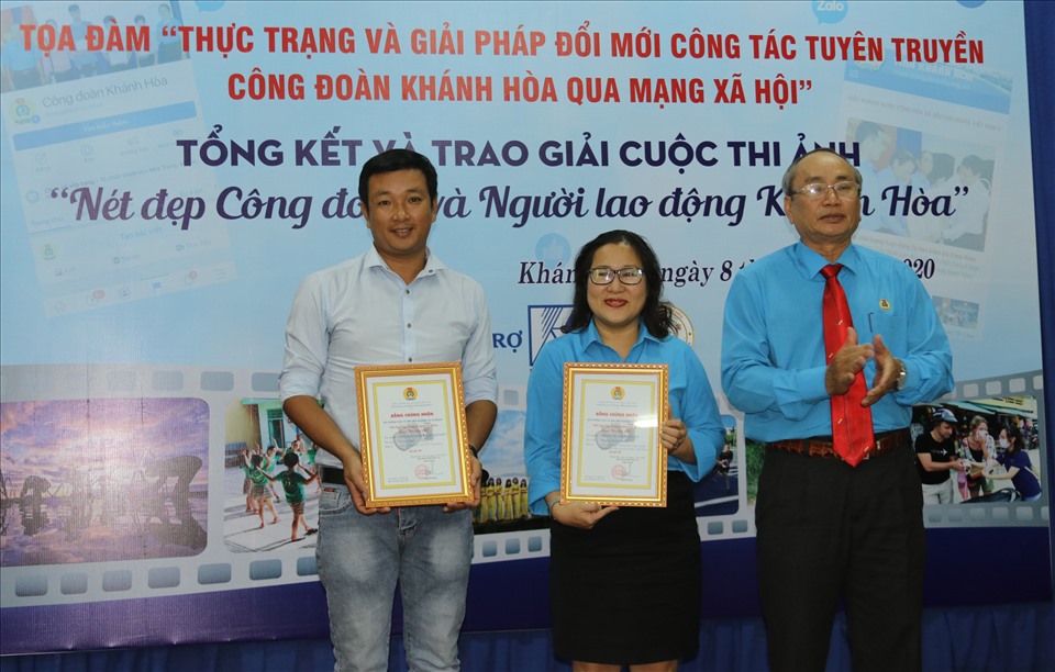Trưởng ban tổ chức cuộc thi trao giải nhì cho 2 tác phẩm thể hiện vẻ đẹp của người lao động làm chủ công nghệ thời 4.0 và đoàn viên ngành y tế Khánh Hòa nỗ lực thực hiện công tác chống dịch COVID-19 . Ảnh: Phương Linh