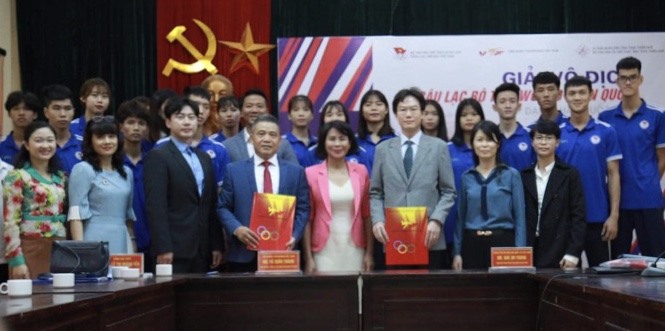 Lễ ký kết hợp tác sáng 8.10. Ảnh: Bình Nguyễn