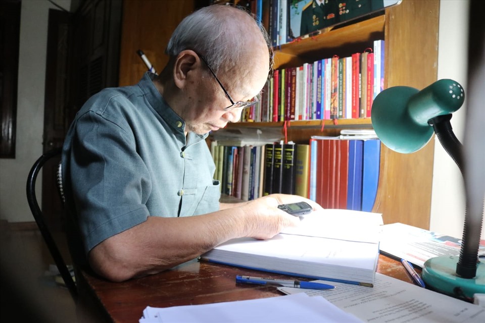 Bước sang tuổi 87, thế nhưng hằng ngày GS.TS.NSND Lê Ngọc Canh vẫn miệt mài lao động. Với những cống hiến đó, ông đã được UBND Hà Nội công nhận là “Công dân Thủ đô ưu tú” năm 2020. Ảnh: Lan Nhi.