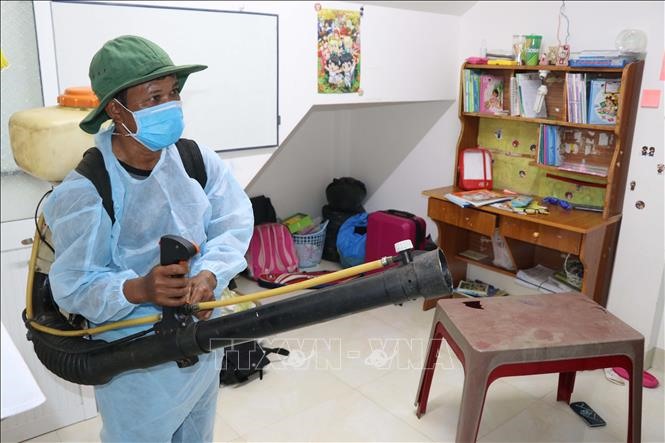 Diệt muỗi bằng hóa chất là cách hiệu quả được áp dụng rộng rãi. Ảnh: TTXVN