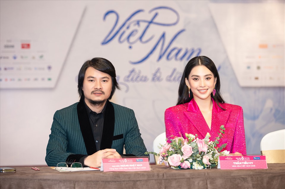 Đạo diễn Hoàng Nhật Nam và Hoa hậu Tiểu Vy. Ảnh: HHVN.