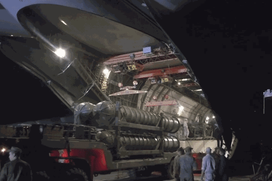 Cận cảnh S-300 Nga cung cấp cho Syria được bốc dỡ từ máy bay vận tải AnAn-124 hồi năm 2018. Ảnh: RT