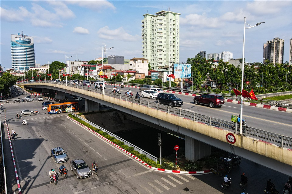 Cầu vượt Lê Văn Lương hơn 200 tỉ đồng tại nút giao Láng - Láng Hạ, dài 315m, rộng 9m với 2 làn ôtô, 2 làn xe máy. Cầu được thông xe tháng 11.2012. Cầu có kết cấu nhịp dầm thép kết hợp bê tông cốt thép, tổng trọng lượng dầm thép của công trình lên đến trên 1.000 tấn. Đây là cây cầu vượt nhẹ thứ 3 của Hà Nội.