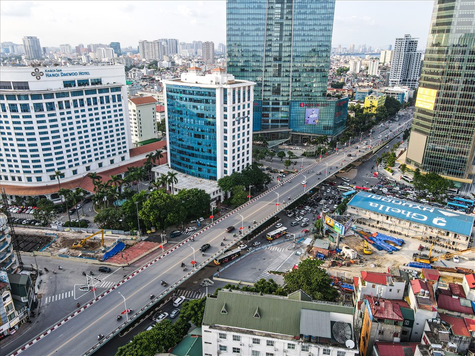 Cầu vượt Liễu Giai tại nút giao Nguyễn Chí Thanh - Kim Mã. Công trình được khởi công từ ngày 6.6.2013 với tổng mức đầu tư 360 tỉ đồng, trục thông theo hướng Nguyễn Chí Thanh - Liễu Giai với quy mô 4 làn xe (2 chiều), chiều dài cầu và đường dẫn 484m, mặt cắt ngang cầu 16m. Cầu đảm bảo cho các loại xe buýt có thể lưu thông.