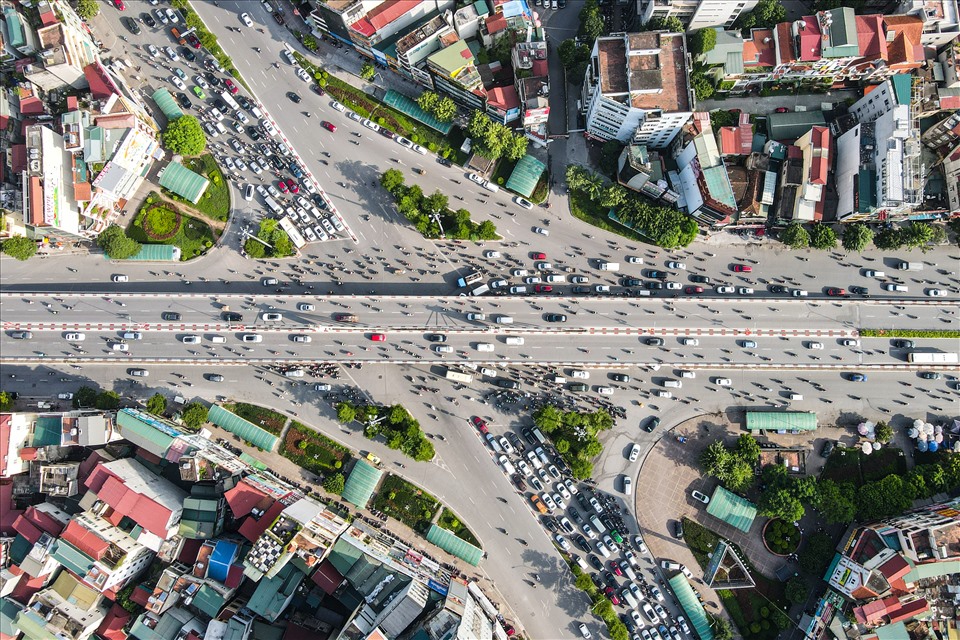 Cầu vượt Ngã Tư Sở được thiết kế theo kiểu cầu dây văng trụ thấp, dài 237m, rộng 17,5m, chạy dọc theo tuyến đường Tây Sơn - Nguyễn Trãi và được thông xe vào ngày 19.5.2006. Dự án xây dựng và cải tạo nút giao thông Ngã Tư Sở có tổng mức vốn đầu tư 1.139,6 tỉ đồng.