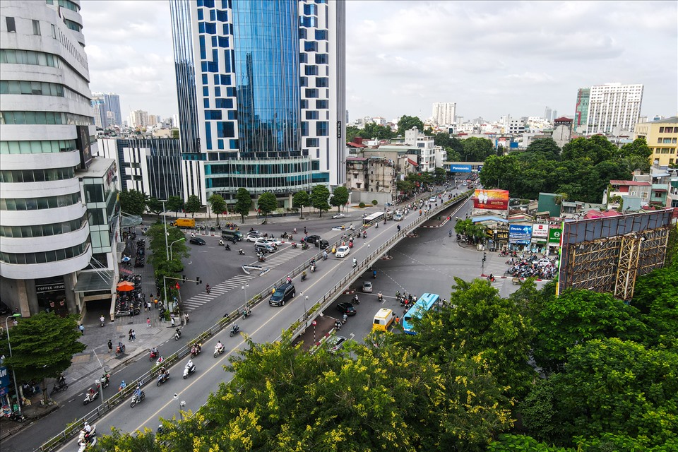 Cầu vượt nhẹ đầu tiên tại Thủ đô là Tây Sơn - Chùa Bộc. Công trình được khánh thành ngày 26.4.2012. Cầu có chiều dài hơn 249m với tổng mức đầu tư 65,5 tỉ đồng.