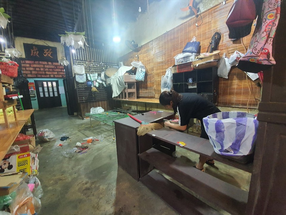 Chủ các cửa hàng cơ bản đã dọn dẹp đồ lên cao để tránh lũ về bất ngờ gây thiệt hại tài sản.