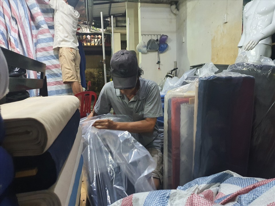 “Rút kinh nghiệm đợt lũ cuối năm 2018 gây thiệt hại nhiều tài sản nên lần này tôi phải nhanh chóng thu dọn. Toàn bộ đồ đạc tôi đói gói đưa về nhà, chứ theo cái đà này thì lũ chắc chắn sẽ vào cửa hàng này trong đêm nay”- chị Hà chia sẻ.