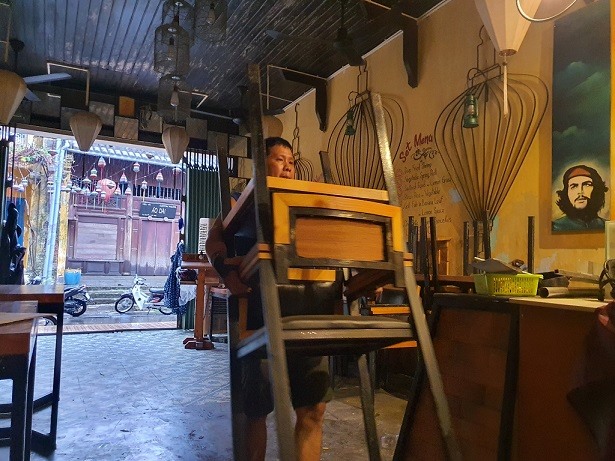 Mưa lớn kết hợp với nước lũ từ thượng nguồn đổ về khiến phố cổ Hội An nước không ngừng dâng lên khiến nhiều người lo lắng. Các cửa hàng ở đây tất bật dọn dẹp phòng lũ về đột ngột hư hỏng.