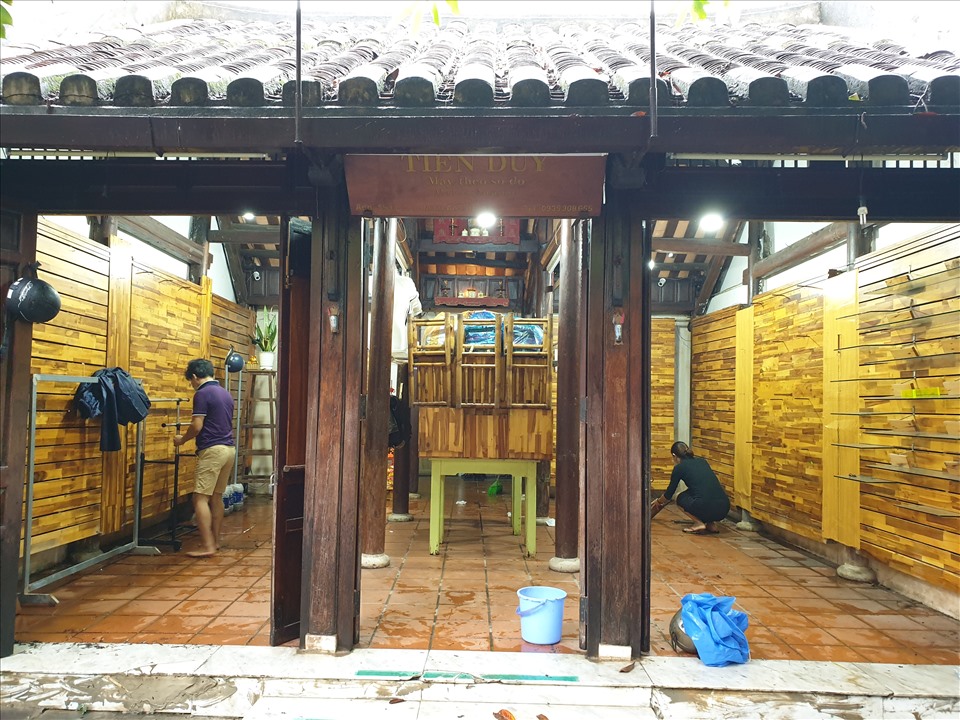 Chủ các cửa hàng cơ bản đã dọn dẹp đồ lên cao để tránh lũ về bất ngờ gây thiệt hại tài sản.