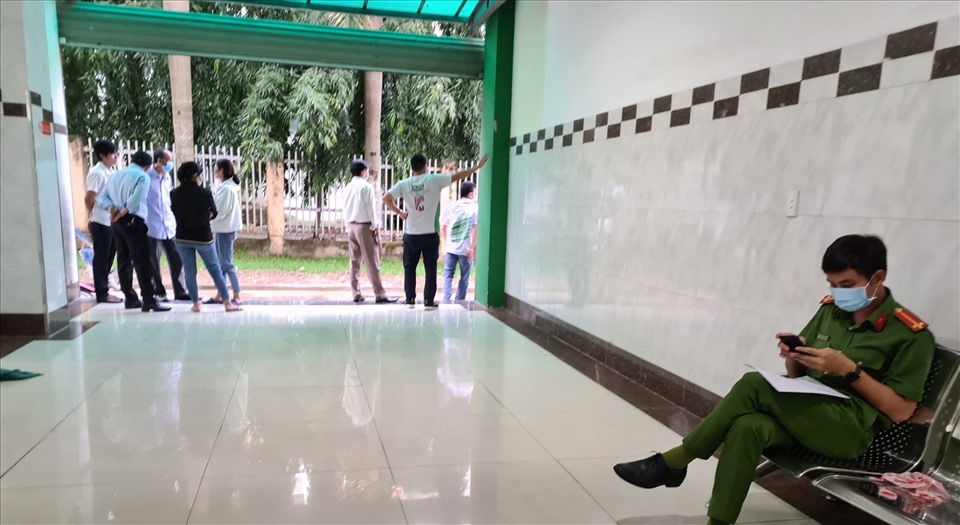Cái chết bất ngờ của chị Bích khiến người dân bàng hoàng tập trung đến bệnh viện. Ảnh: Đình Trọng