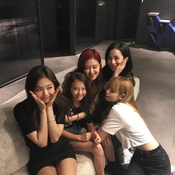 Ella Gross có mối quan hệ thân thiết với Blackpink. Ảnh: Cắt clip