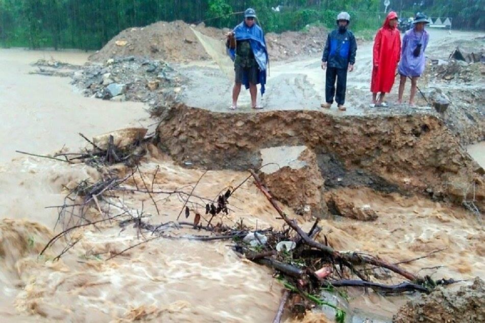 Một trong những tuyến đường ở Quảng Ngãi bị sạt lở nghiêm trọng. Ảnh: B.Đ