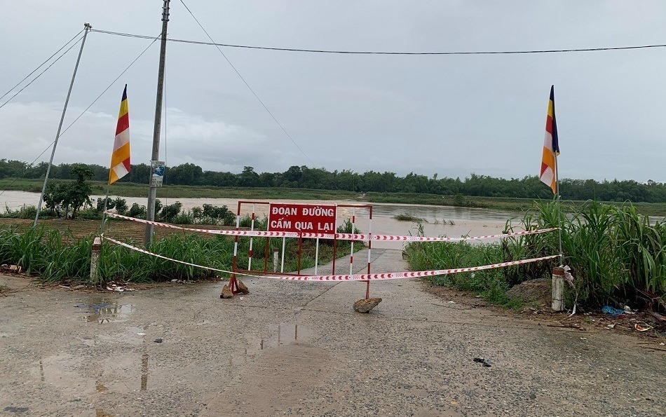 Lực lượng rào chắn không cho người dân liều mình qua sông. Ảnh: Thanh Ba