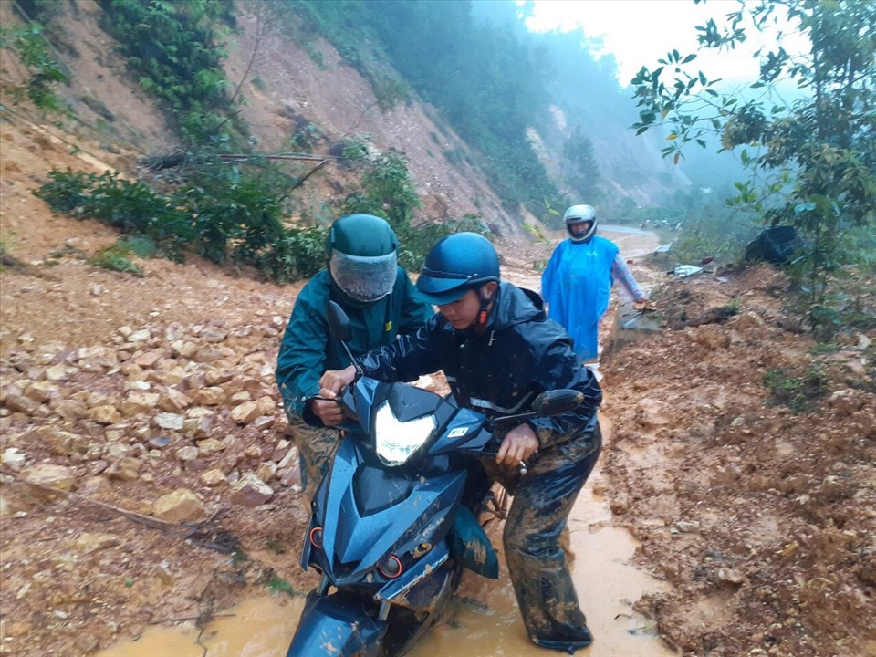  Nhiều đoạn đường xung yếu ở Quảng Nam bị sạt lở, gây chia cắt. Ảnh: Hữu Long