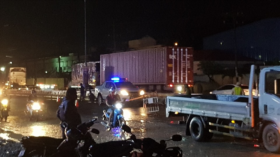 Đoạn đường nhiều ổ gà, ngập nước gây nguy hiểm cho người tham gia giao thông. Ảnh: Dương Bình