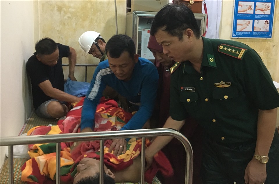 Sơ cứu cho thuyền viên tàu Thanh Thành Đạt 55. Ảnh: MH.