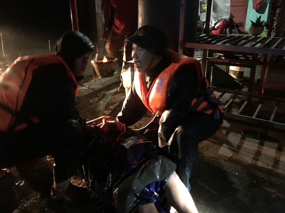 Biên phòng Quảng Trị cứu hộ 1 thuyền viên trên tàu Thanh Thành Đạt 55. Ảnh: MH.