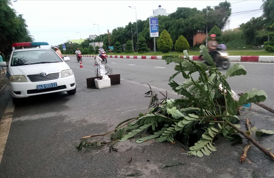 Lực lượng chức năng có mặt kịp thời cảnh báo nguy hiểm cho người tham gia giao thông (ảnh Nhật Hồ)