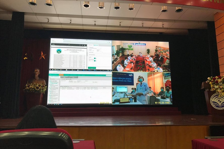Các bác sĩ đang hội chẩn cho bệnh nhân từ hệ thống khám chữa bệnh từ xa telehealth. Ảnh: Thùy Linh