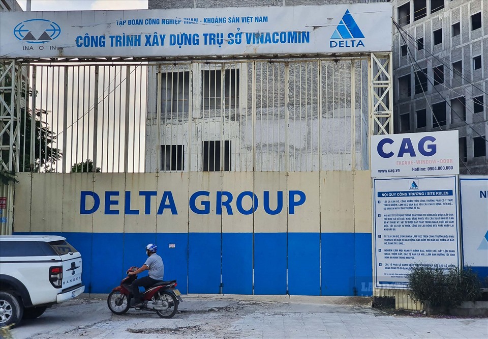 Ghi nhận thực tế, dự án có bảo vệ trông giữ, bên trong hoạt động thi công diễn ra èo uột.