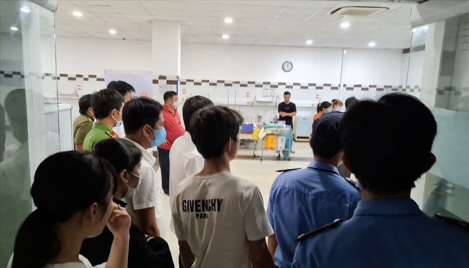 Người thân bàng hoàng trước cái chết của chị Bích nên tập trung lên bệnh viện. Ảnh: Đình Trọng