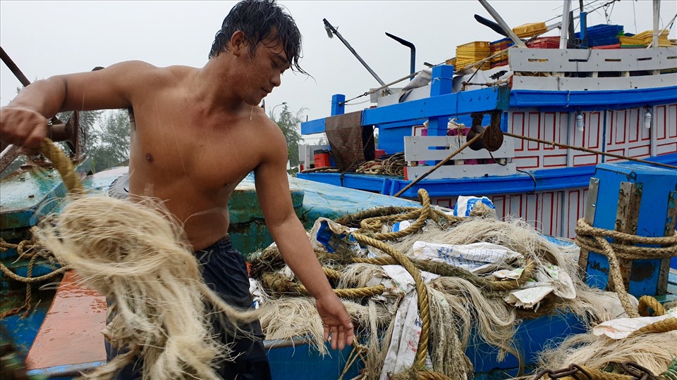 Dù mưa gió nhưng mọi công đoạn được thực hiện với không khí hối hả. Ảnh: Hữu Long