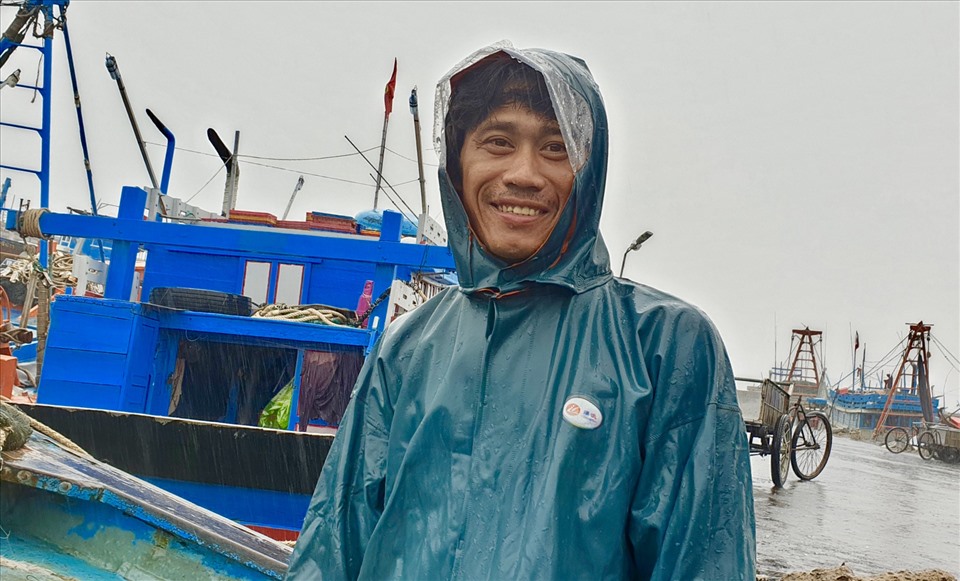 Nụ cười ngư dân trong mùa mưa bão. Ảnh: Hữu Long