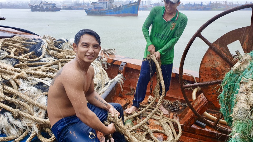 Anh Trần Sen (quê Quãng Ngãi) cho biết, gia đình anh có 2 chiếc tàu cá hành nghề giã cào. Cứ khoảng vài năm một lần, đội tàu cá nhà anh phải thay mới hệ thống dây và lưới dã cào. Mặc dù thời tiết mưa bão nhưng các thuyền viên trên tàu cá đều cố gắng hoàn thành các công việc trên tàu. Ảnh: Hữu Long