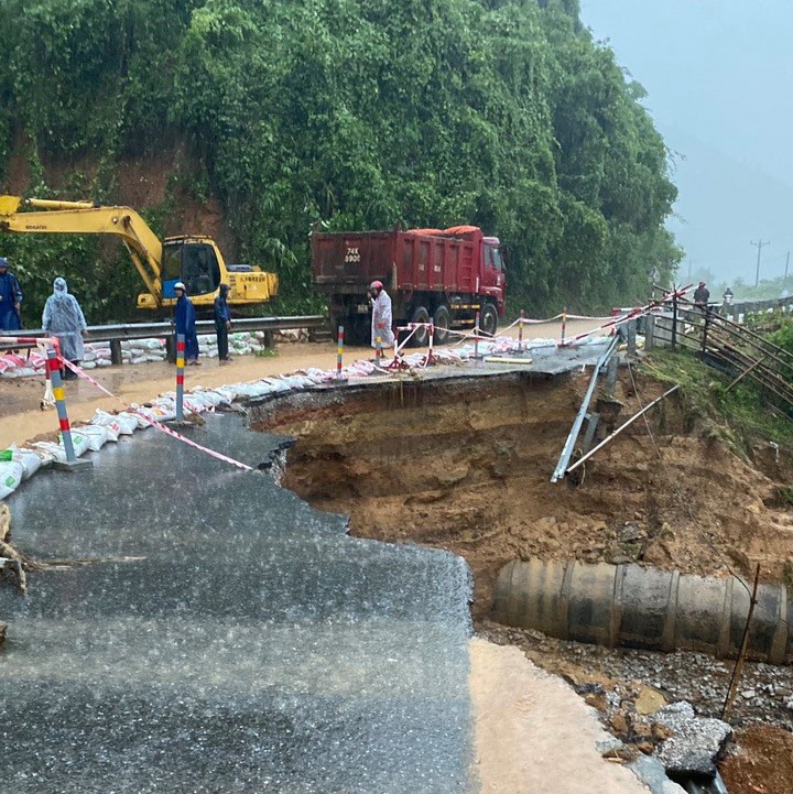 Một điểm sạt lỡ taluy âm gây ách tác giao thông trên tuyến đường Hồ Chí Minh