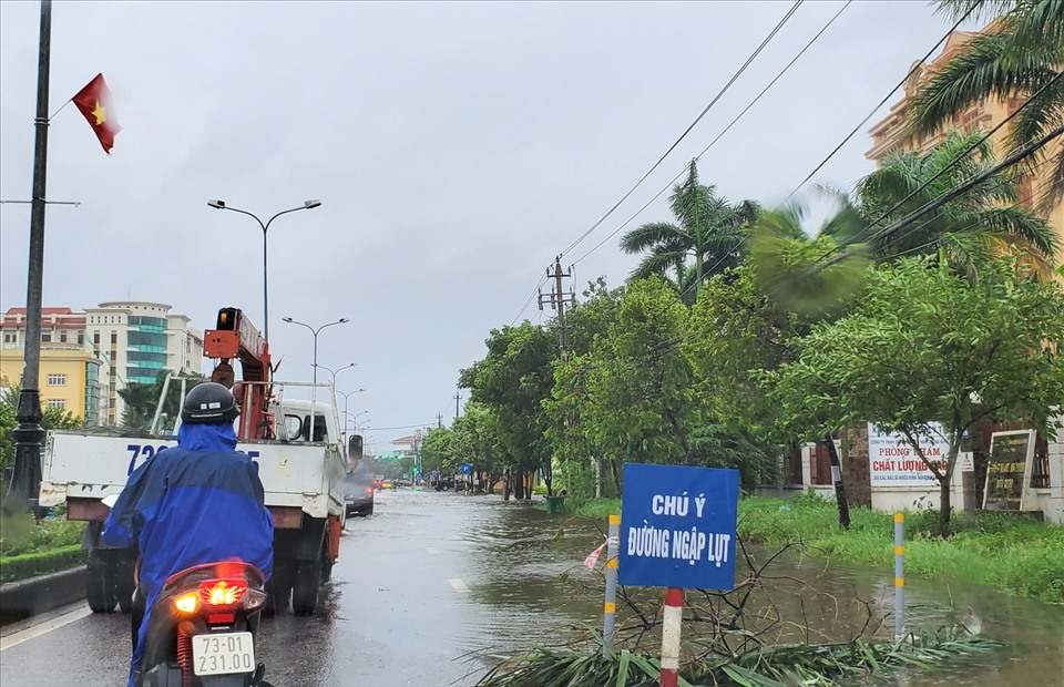 Một số tuyến đường tại TP. Đồng Hới bị ngập sâu, không thể đi lại được. Ảnh: LPL