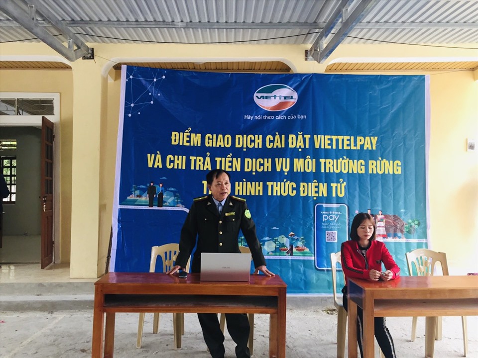Việc mở tài khoản và chuyển tiền qua ViettelPay được gắn với sim điện thoại di động cũng phát sinh nhiều bất cập. Ảnh: TM