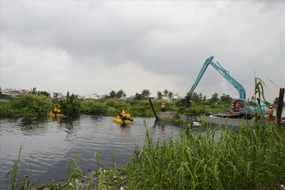 Công suất của hệ thống có thể thu gom được đến hơn 40 tấn/1 ca làm việc 8 tiếng và có thể vớt được nhiều loại rác mà các phương pháp thủ công trước đây không thể làm được. Ảnh: Minh Quân