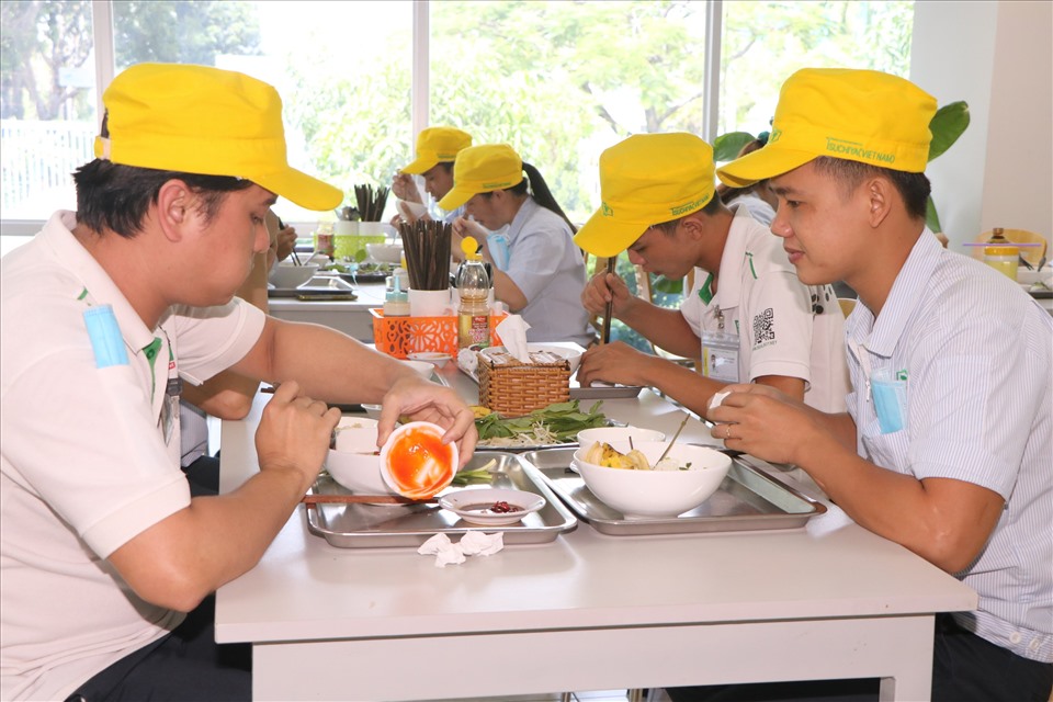Bữa ăn ca của người lao động được nâng cao về chất lượng. Ảnh: Khánh Phong