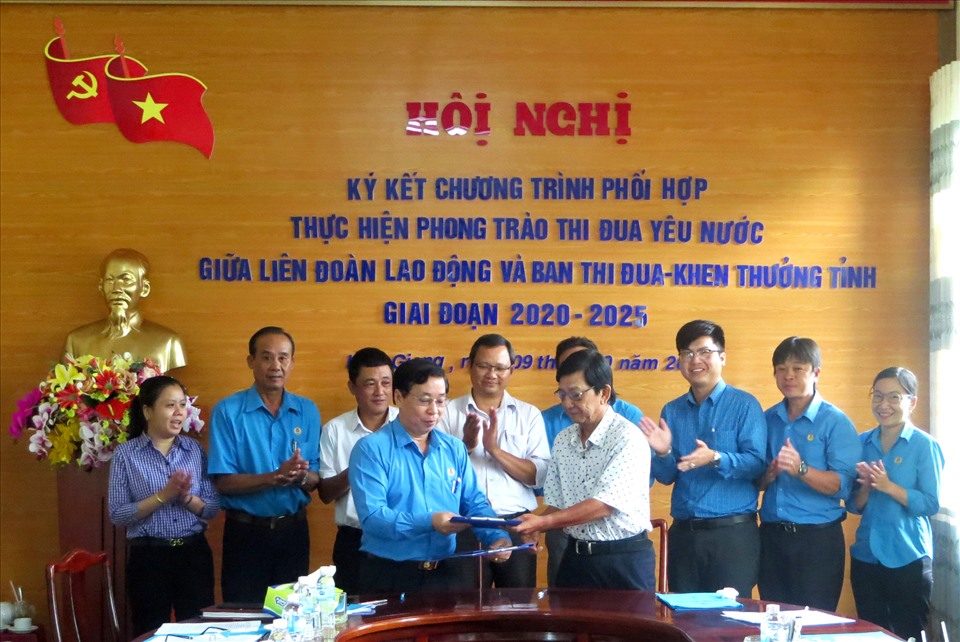 Chủ tịch LĐLĐ Kiên Giang Trần Thanh Việt và Phó Ban Thi đua khen thưởng tỉnh Kiên Giang Mã Tuấn Tửu ký kết chương trình phối hợp. Ảnh: LT