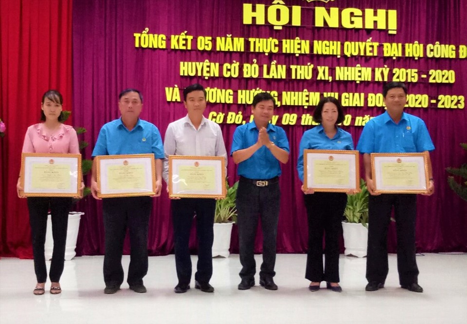 Khen thưởng tại hội nghị. Ảnh: Thành Nhân