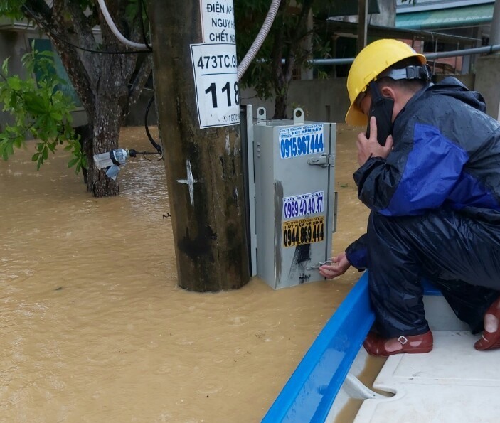 Kiểm tra thiết bị điện khu vực ngập lụt