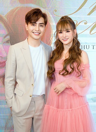 Thu Thủy và chồng. Ảnh: NSCC