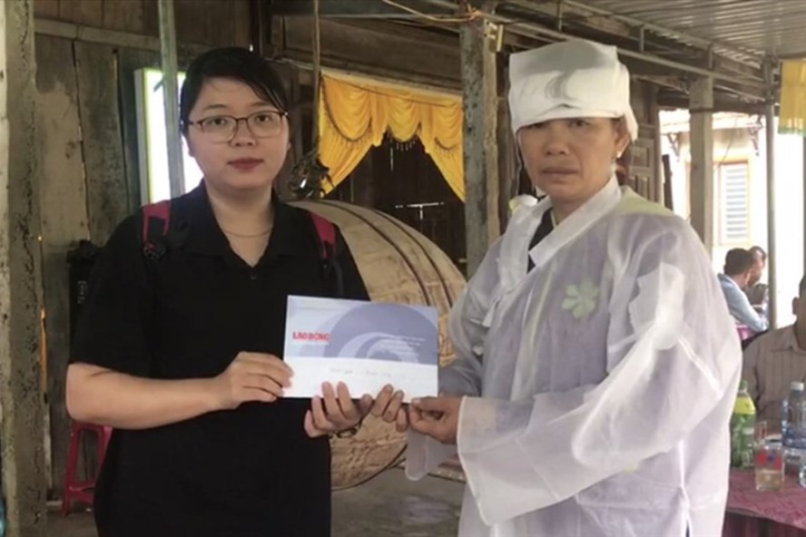 Quỹ Tấm lòng Vàng Lao Động trao quà ủng hộ gia đình bà Nguyễn Thị Năm. Ảnh: Thanh Hương