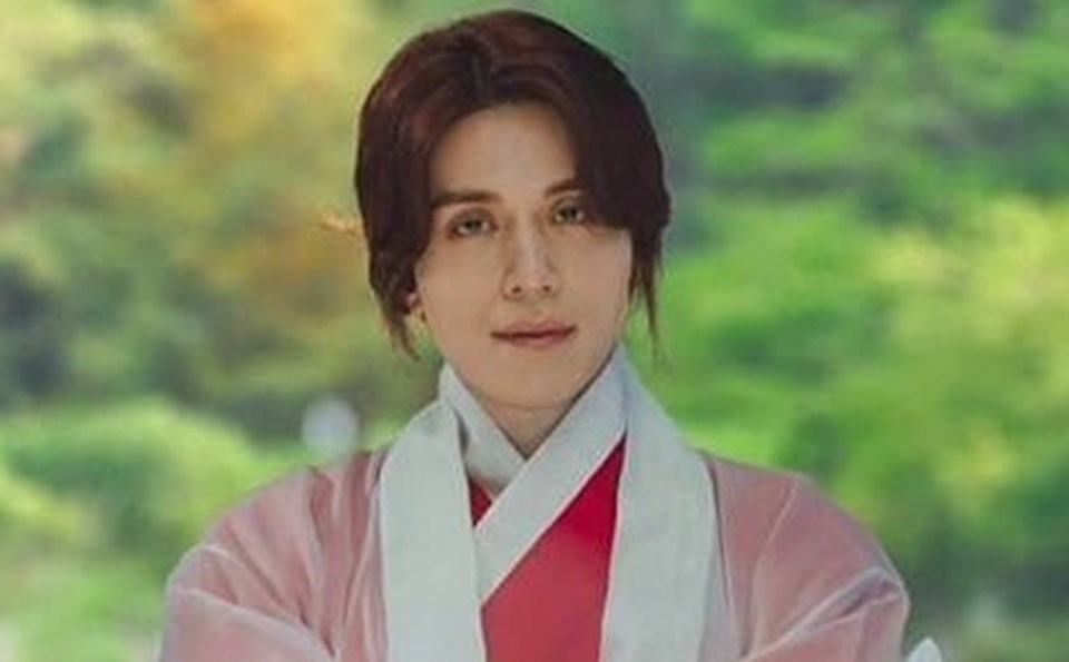 Tạo hình của Lee Dong Wook gây bất ngờ. Ảnh chụp màn hình Tạo hình của Lee Dong Wook gây bất ngờ. Ảnh chụp màn hình
