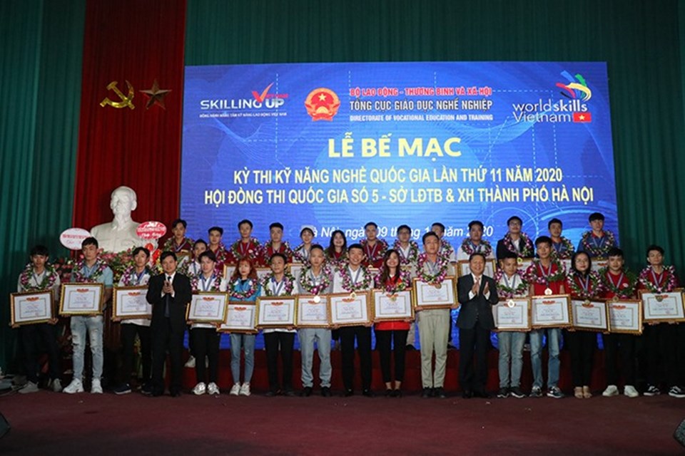 Thứ trưởng Bộ Lao động-Thương binh và Xã hội Lê Tấn Dũng và Phó Chủ tịch UBND thành phố Hà Nội Ngô Văn Quý trao Huy chương Vàng và Bằng khen cho các thí sinh. Ảnh Chí Tâm. Thứ trưởng Bộ Lao động-Thương binh và Xã hội Lê Tấn Dũng và Phó Chủ tịch UBND thành phố Hà Nội Ngô Văn Quý trao Huy chương Vàng và Bằng khen cho các thí sinh. Ảnh Chí Tâm.