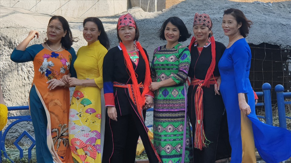 Những sắc màu áo dài. Ảnh: Nguyễn Hùng