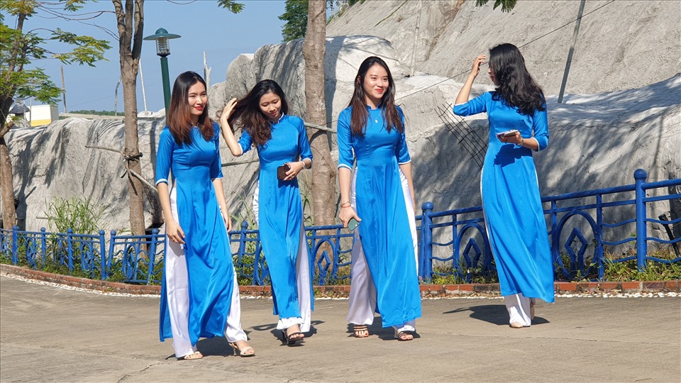 Tranh thủ làm dáng trước buổi lễ. Ảnh: Nguyễn Hùng