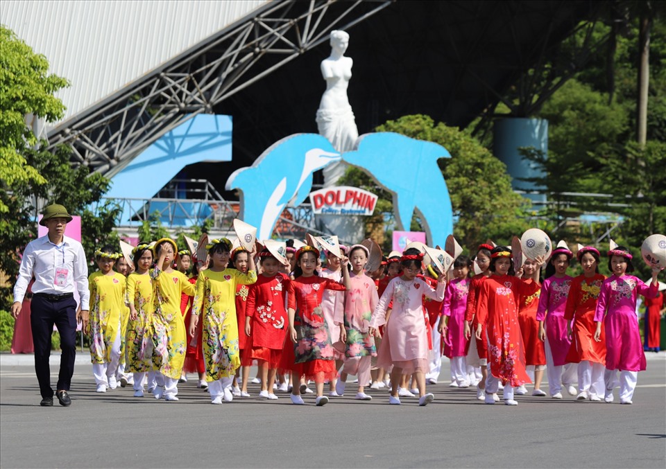 Đại diện nhóm học sinh tiểu học tham gia buổi lễ. Ảnh: Nguyễn Hùng