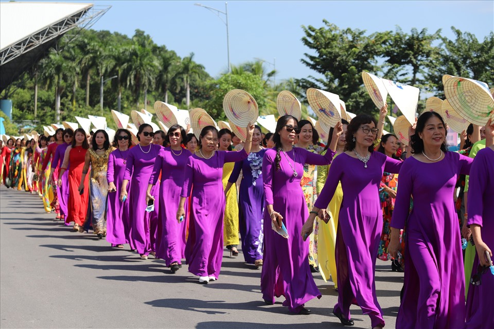 Mỗi đoàn đại diện chọn một màu sắc khác nhau. Ảnh: Nguyễn Hùng