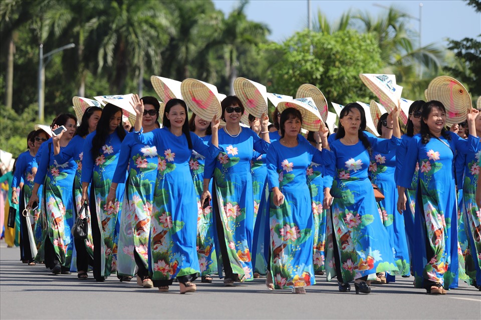 Chị em rạng rỡ trong trang phục áo dài truyền thống. Ảnh: Nguyễn Hùng
