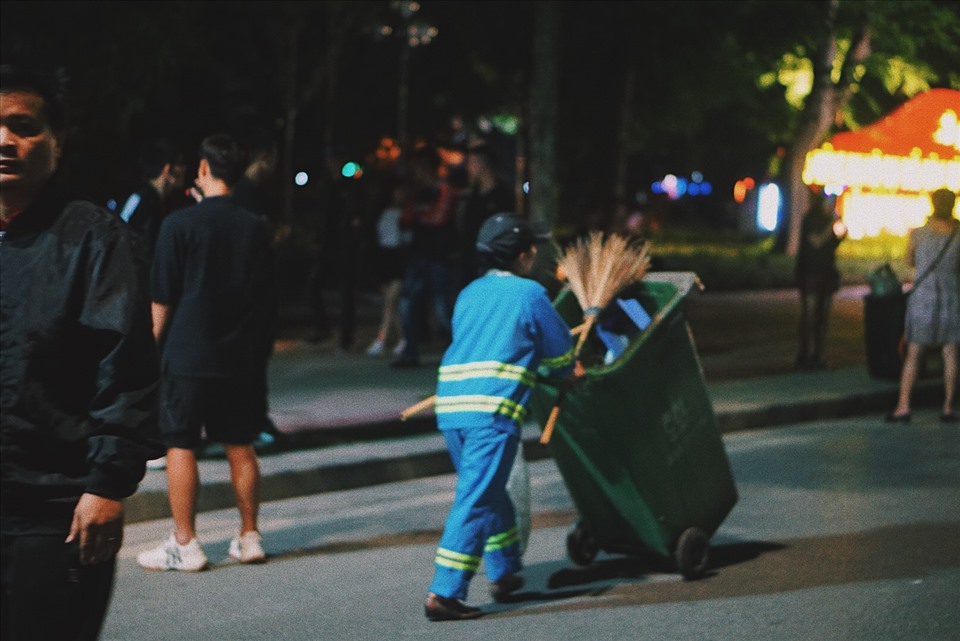 Người “chiến sĩ” áo giáp xanh (Ảnh: Yến Nhi).
