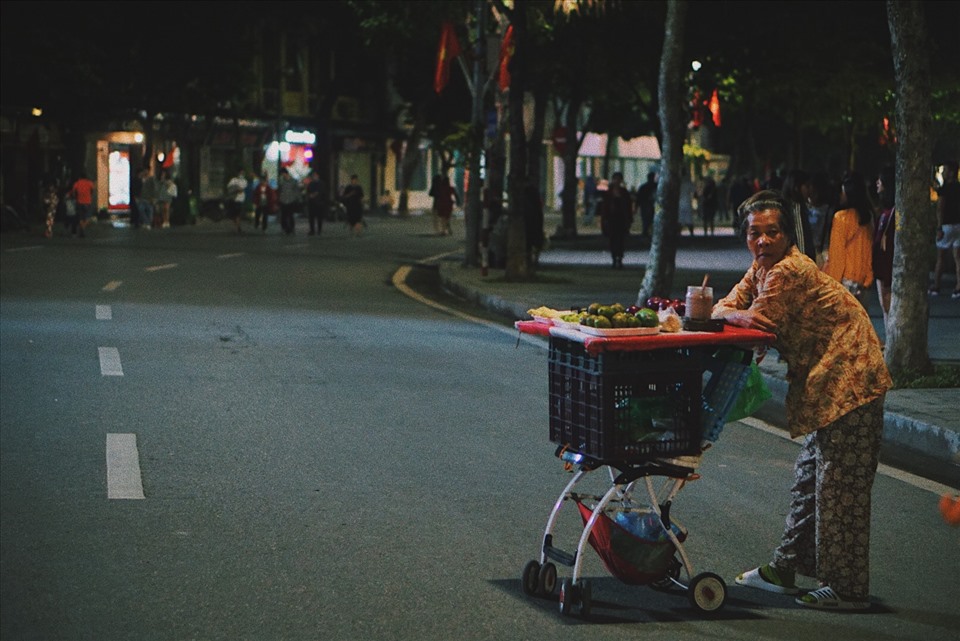 Cô bán hàng rong (Ảnh: Yến Nhi).
